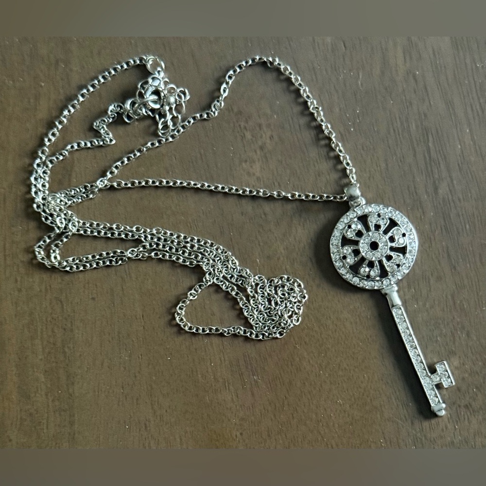BEAUTIFUL SILVER TONE LONG CHAIN WITH LARGE SPARKLEY KEY PENDANT